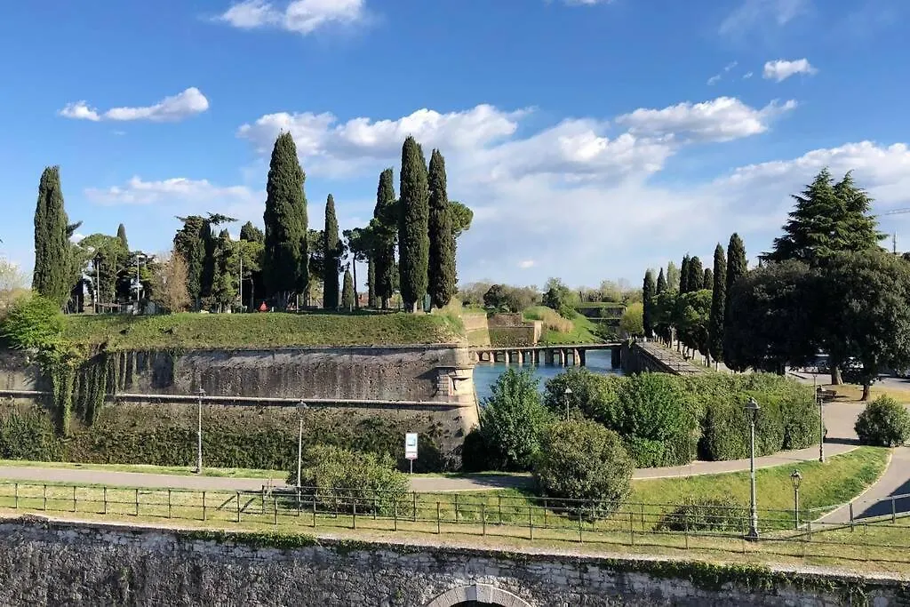 *Central Lakeside Apt*Swimming Pool & Free Parking Peschiera del Garda Italië